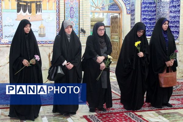 آیین عطرافشانی و گل افشانی مزار شهدا در سمنان