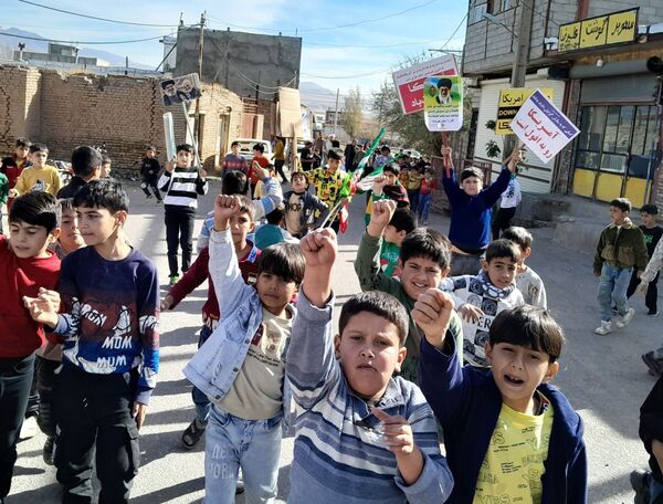 راهپیمایی ۱۳ آبان دانش‌آموزان روستای نمرور 