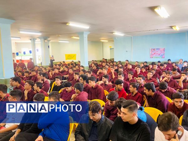  از دانش‌آموزان برتر کنکور در «جشن ستارگان» دبیرستان نمونه آیت‌الله خامنه‌ای تجلیل شد 