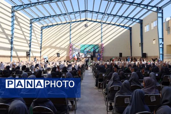 مراسم جشن ملی عاطفه‌ها در دبیرستان دخترانه شهید دکتر پاکنژاد یزد 