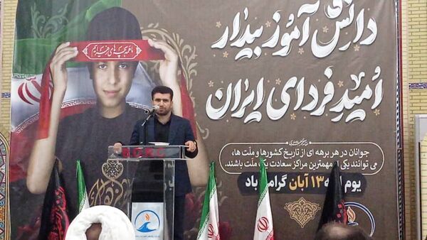 حضور قائم‌مقام معاون وزیر در سازمان دانش‌آموزی در  راهپیمایی ۱۳ آبان شهرک مروارید بندرعباس