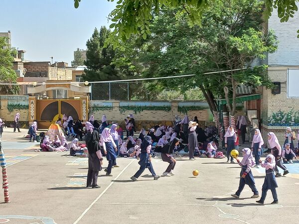 برگزاری اردوی حیاطی و جشن آخر سال در دبستان دخترانه شاهد تحقیقی ناحیه ۶
