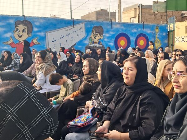 دانش آموزان در آغوش مدرسه