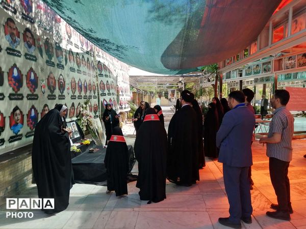 آیین گلباران مزار شهدا در سالروز تاسیس سازمان دانش‌آموزی