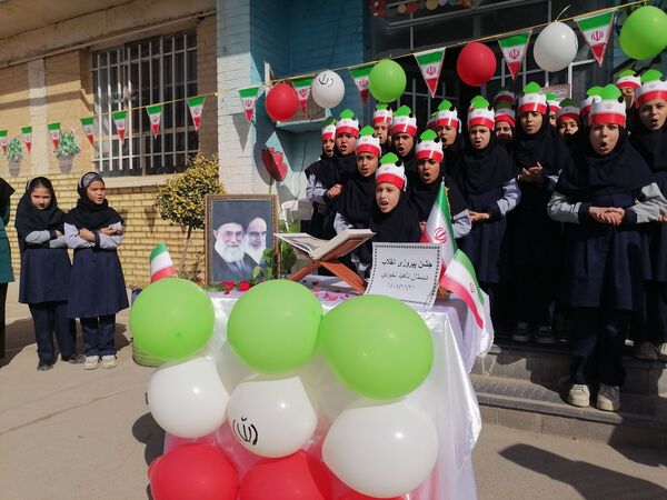  مراسم پیروزی انقلاب در مدرسه ناهید نخودی 
