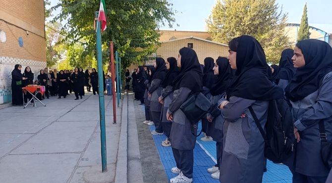 زنگ اغاز مدرسه در دبیرستان زینب کبری نواخته شد