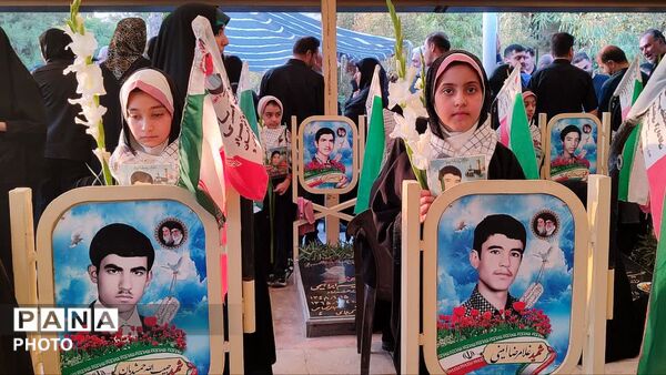 غبارروبی مزار شهدا در گلستان شهدای کهریزسنگ