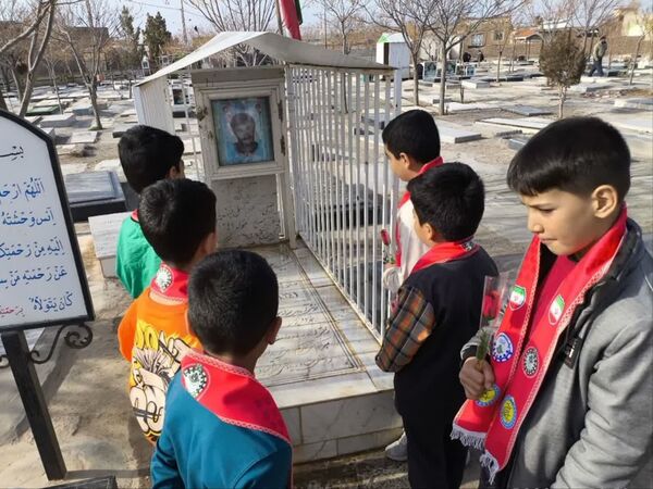 غبارروبی مزار شهدا توسط دانش‌آموزان دبستان شهید پسندیده فدافن