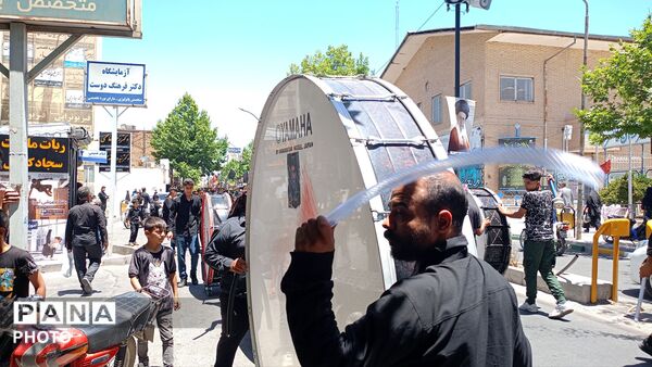 خیابان ها غرق در نوای طبل ها