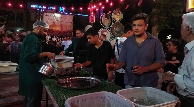 قاب پانا میزبان چای خوش عطر چایخانه حضرت زهرا (س)