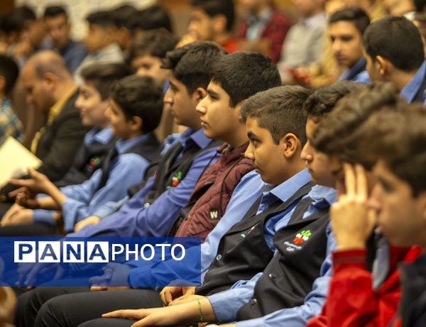 آیین تقدیر از دانش‌آموزان برگزیده در مسابقات فرهنگی هنری استان قم