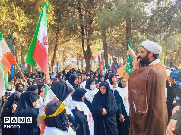 همایش بانوان کفن‌پوش لردگانی؛ جلوه‌ای از وفاداری و بیعت با امام امت