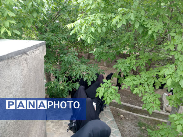 بازدید دانش‌آموزان جعفرآباد از کارگاه گلاب‌گیری روستای «بنابر»