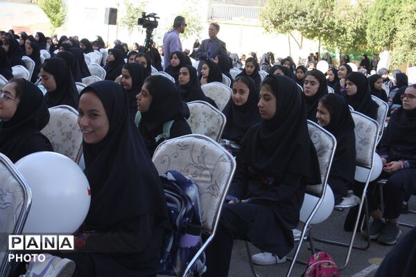 برگزاری جشن جوانه‌ها در مدرسه مهدیه زنجان با حضور مسئولان استانی
