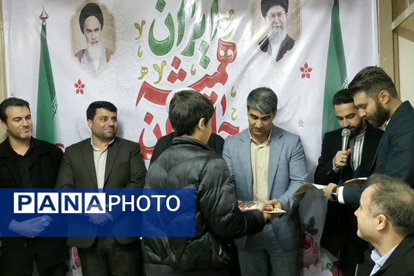 بیعت نوجوانان مدرسهٔ امام خمینی (ره) قرچک با آرمان‌های امام راحل در چهل و هفتمین جشن پیروزی انقلاب 