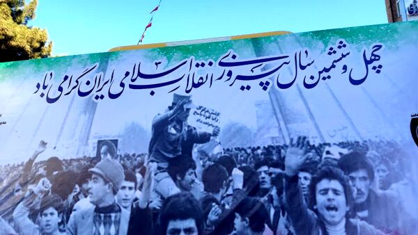 آیین گلباران تمثال امام خمینی(ره) در آغاز دهه فجر