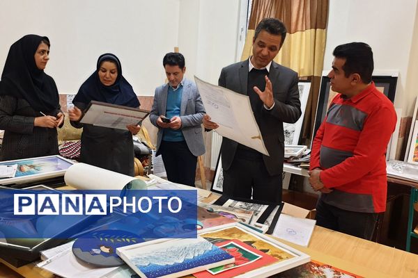 بازدید رئیس آموزش و پرورش شهرستان قدس از داوری آثار جشنواره فرهنگی هنری فردا و پرسش مهر