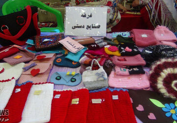بازارچه دست سازه‌های دانش‌آموزی در دبستان کلینی ناحیه 4 شیراز 