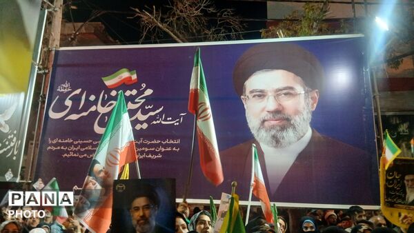 در سپیدای تاریکی ، مردم فریاد روشنی زدند