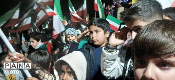 حضور دهه‌نودی‌ها در راهپیمایی میدان شهرداری ساوجبلاغ