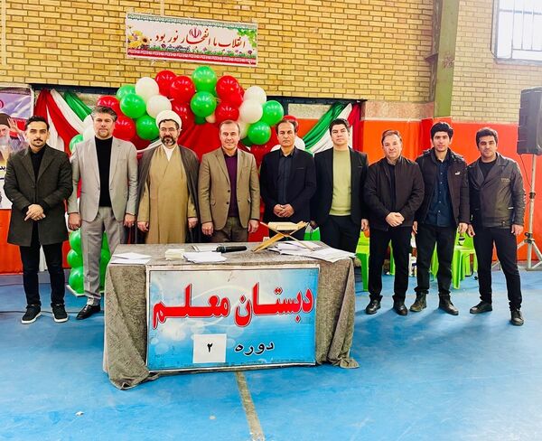 مراسم جشن انقلاب و تقدیر از دانش‌آموزان مقام‌آور مدرسه معلم