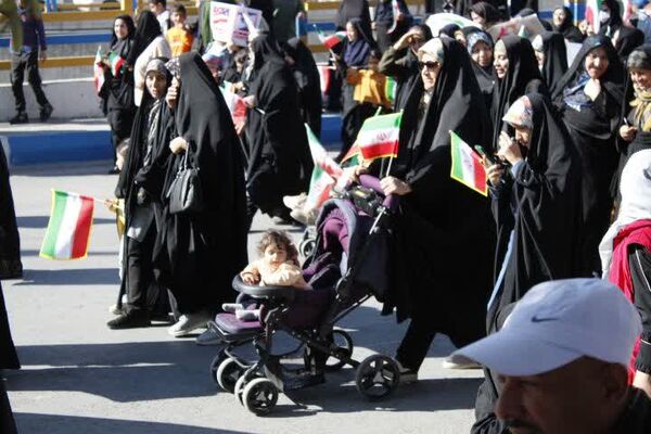 حضور پرشور دانش‌آموزان گچساران در راهپیمایی ۲۲ بهمن