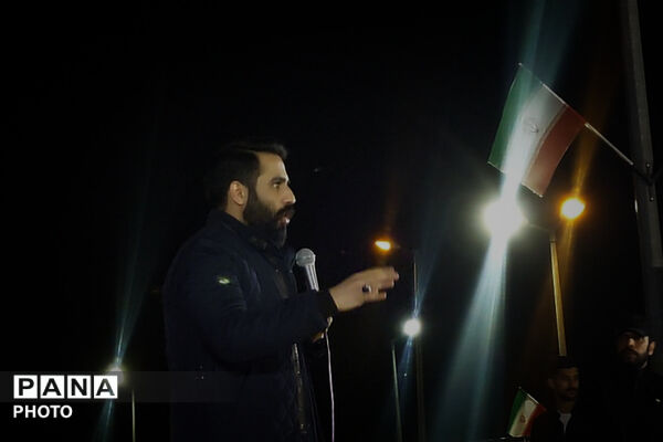 اجتماع شبانه مردم در رونمایی از بزرگترین المان شهری با نام وطن در مشهد