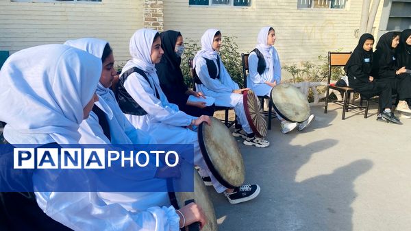 آغاز رسمی مسابقات فرهنگی هنری با نواختن زنگ جشنواره فردا و جشنواره ماها در مدرسه تکتم 