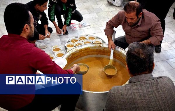 پخش غذای نذری بین دانش آموزان دبیرستان میثاق 