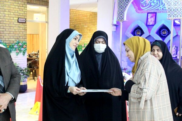 گرامیداشت فرهنگ ایثار با تقدیر از دانش‌آموزان فرزند شهید در منطقه ۵
