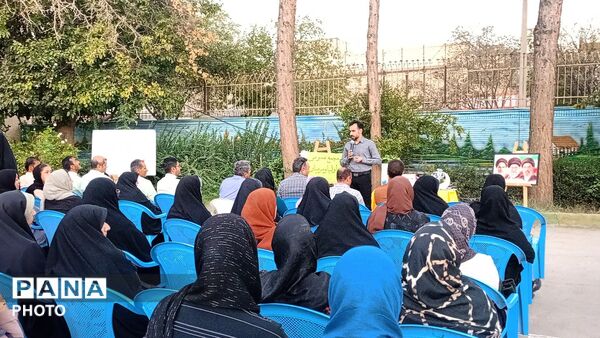 جلسه انجمن اولیا در دبیرستان دخترانه فرهیختگان