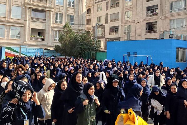 شور وشوق دانش‌آموزان در برنامه صبحگاهی مدرسه مریم بهارستان دو