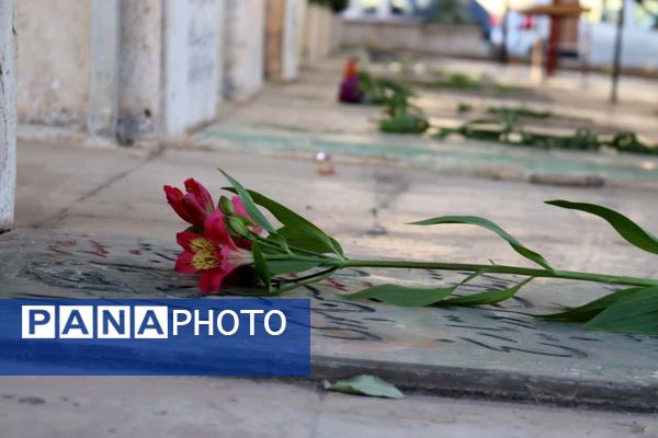  حال و هوای خاص گلباران مزار شهدا در گلزار شهدای شهرستان محلات