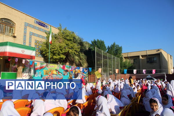 جشن روز دانش‌آموز در دبستان امید انقلاب بوشهر