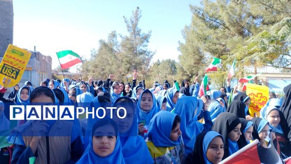 حضور پرشور دانش آموزان در راهپیمایی ۱۳ آبان ماه 