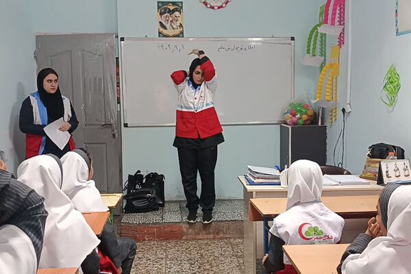 هلال‌احمر در بعثت ۲؛ تمرین ایمنی با دختران دبستانی