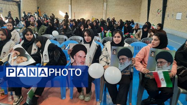 نواختن زنگ انقلاب در دبیرستان آرمیتا مصلی‌نژاد یاسوج 