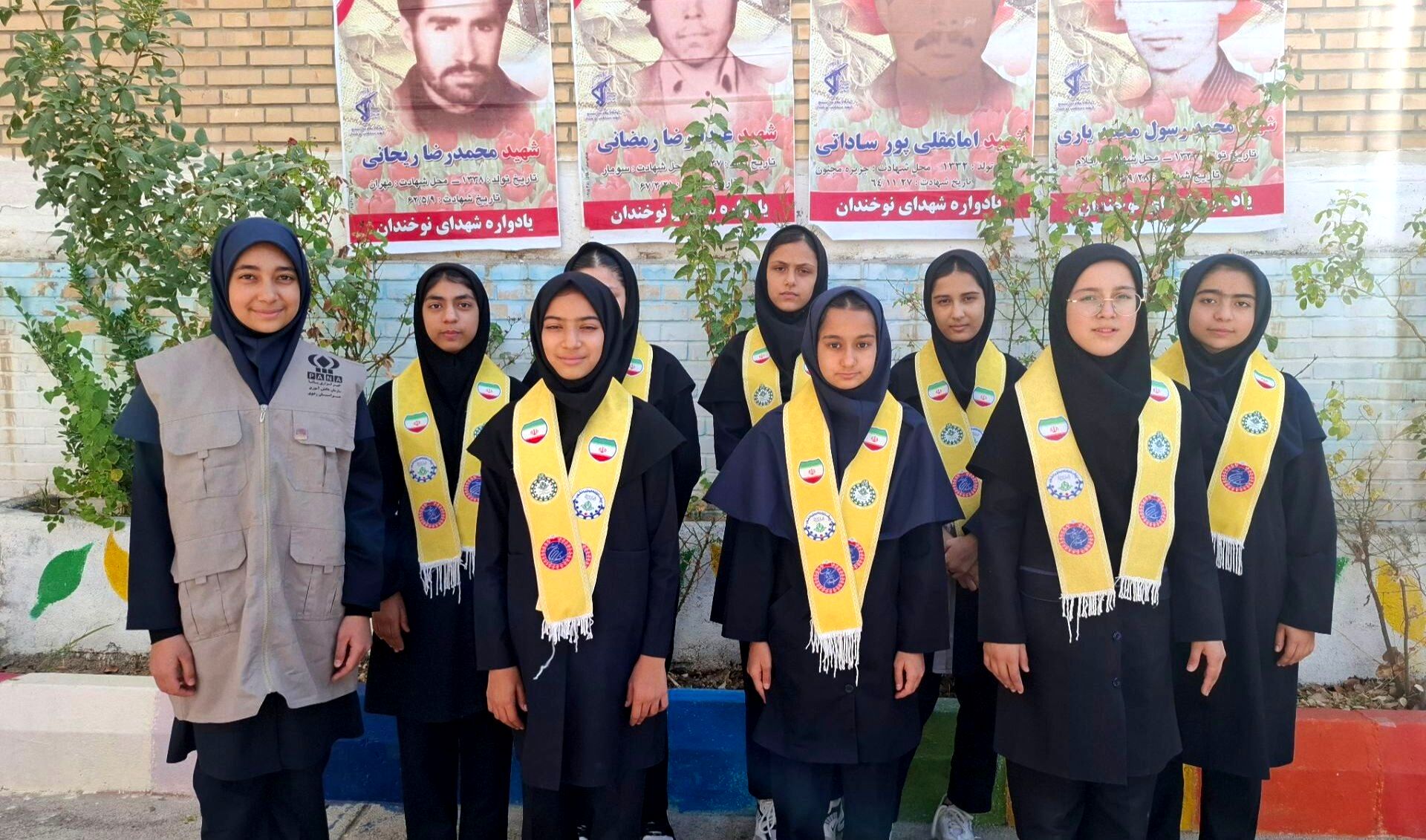عکس یادگاری دانش آموزان نوخندانی