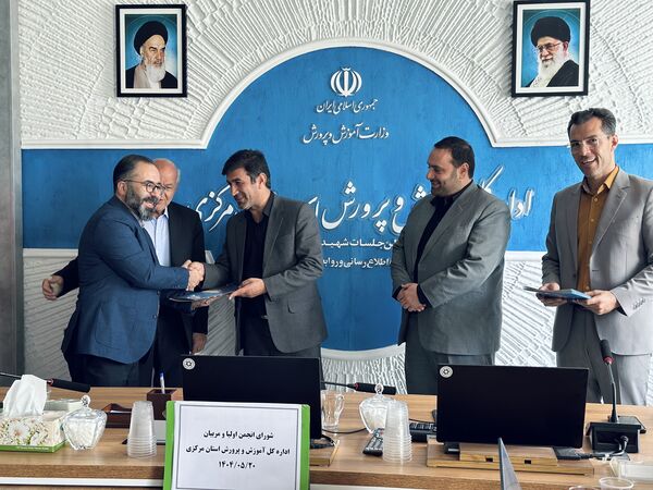 تقدیر از عوامل اجرایی جشنواره ملی طراحی و دوخت لباس دانش‌آموزی با حضور انجمن اولیا‌ و مربیان استان مرکزی