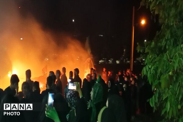 مراسم نمادین آتیش زدن خیمه ها در حسینیه شهدای شهر بار 