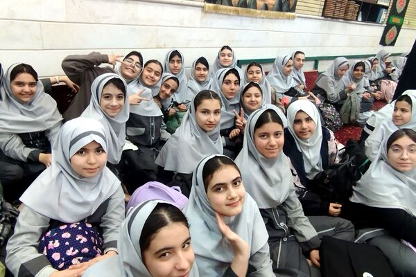 حضور دانش‌آموزان دبستان حاتم ناحیه دو شهرری در مراسم ضیافت افطاری 