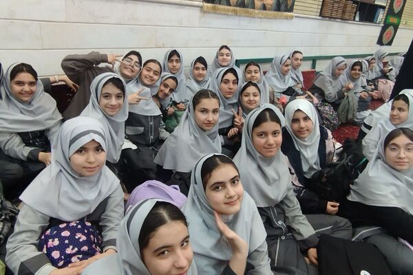 حضور دانش‌آموزان دبستان حاتم ناحیه دو شهرری در مراسم ضیافت افطاری 