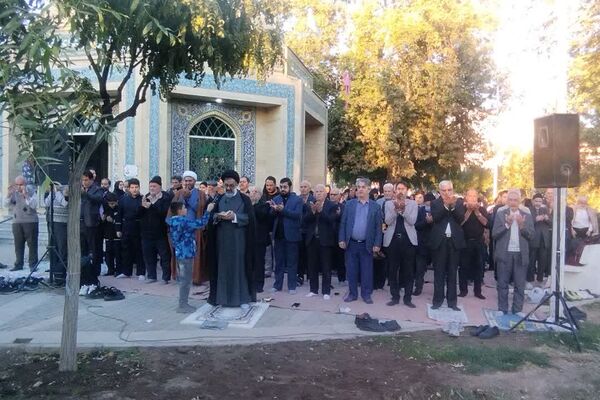 برگزاری نماز باران به امامت سید ابراهیم حسینی امام جمعه شهرستان فردیس در شهرک وحدت