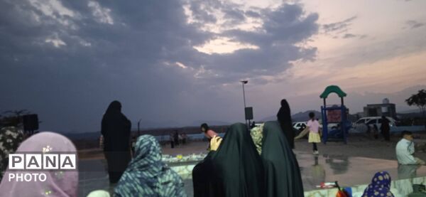  مردم در کنار شهدا، با نماز و زیارت تحویل سال را آغاز کردند