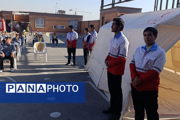 مراسم پدافند غیرعامل در دبیرستان بشارت بهارستان‌دو 