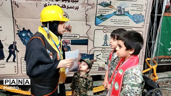 بازدید مشاور وزیر در امور تشکل‌های دانش‌آموزی از موکب «باانرژی ها» در قم