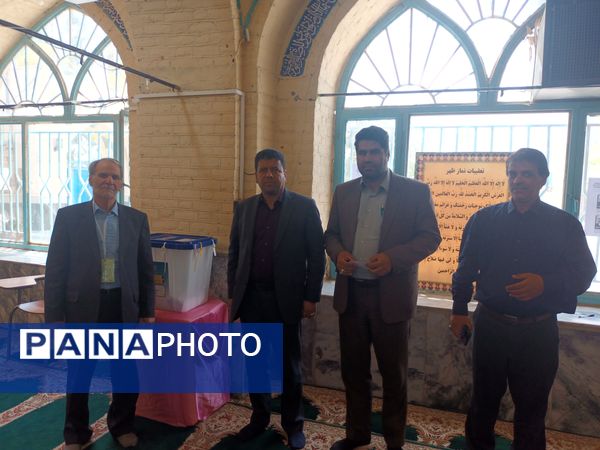 حضور مسئولان، مردم و رای اولی‌های چناران پای صندوق‌های رای در میدان انتخابات 