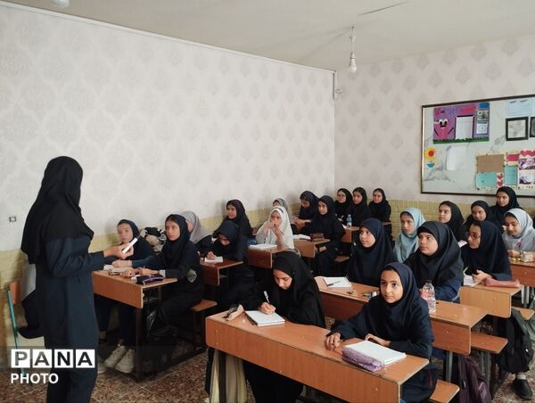 کلاس‌های رشد و تقویت دانش‌آموزان در دبیرستان مهدی خدابنده