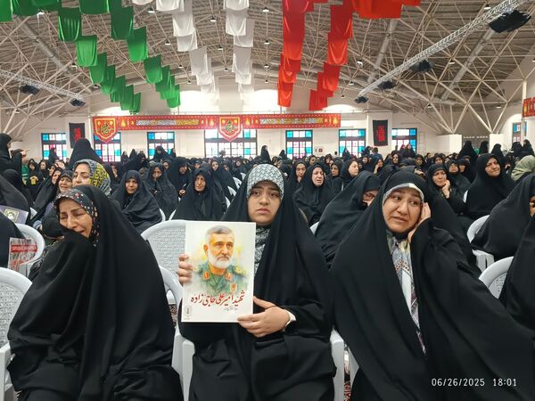 مراسم بزرگداشت شهدای حملات تروریستی رژیم صهیونسیتی در گلستان شهدای اصفهان 