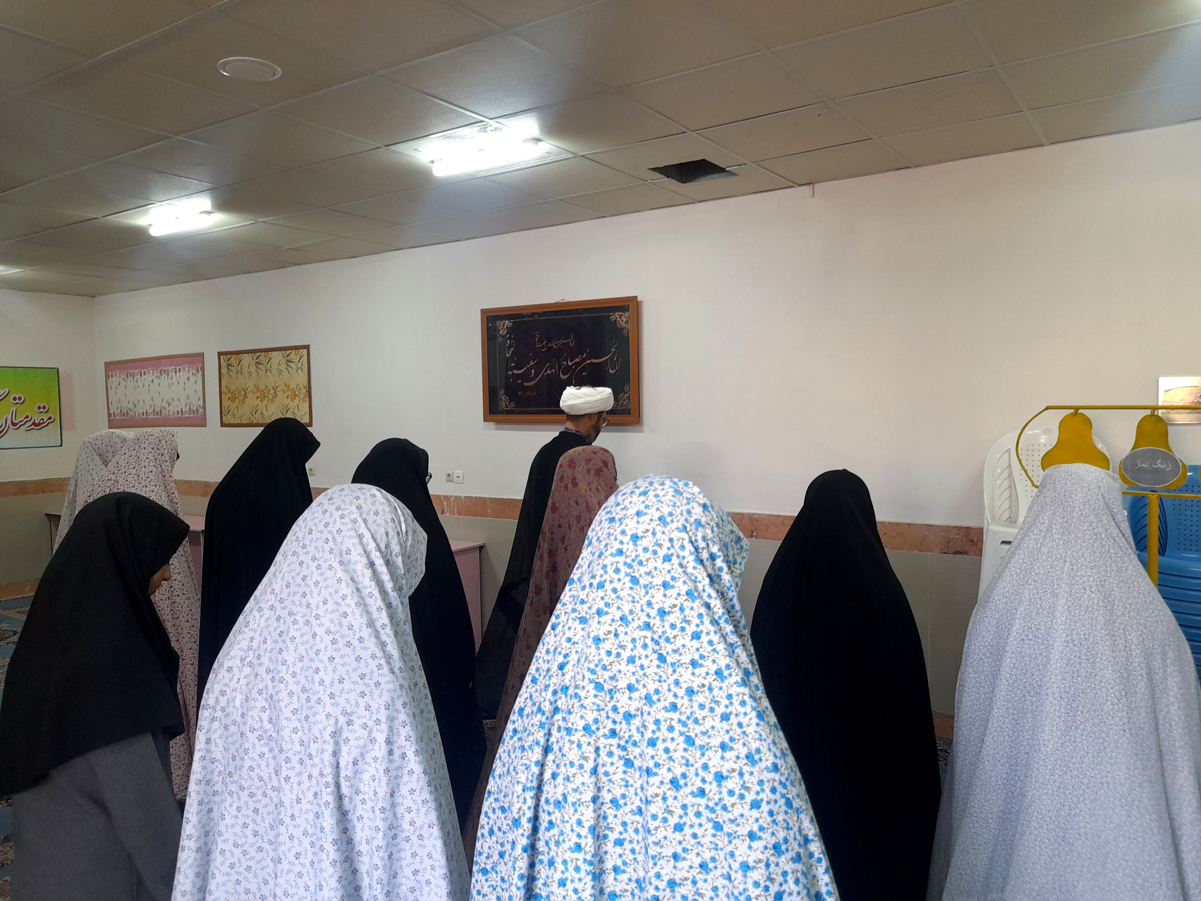 زنگ نماز در دبیرستان حضرت معصومه سلام الله علیها شهرستان خلیل‌آباد نواخته شد